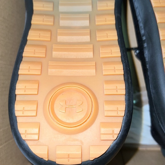 Under Armour shoes - Picture 7 of 11